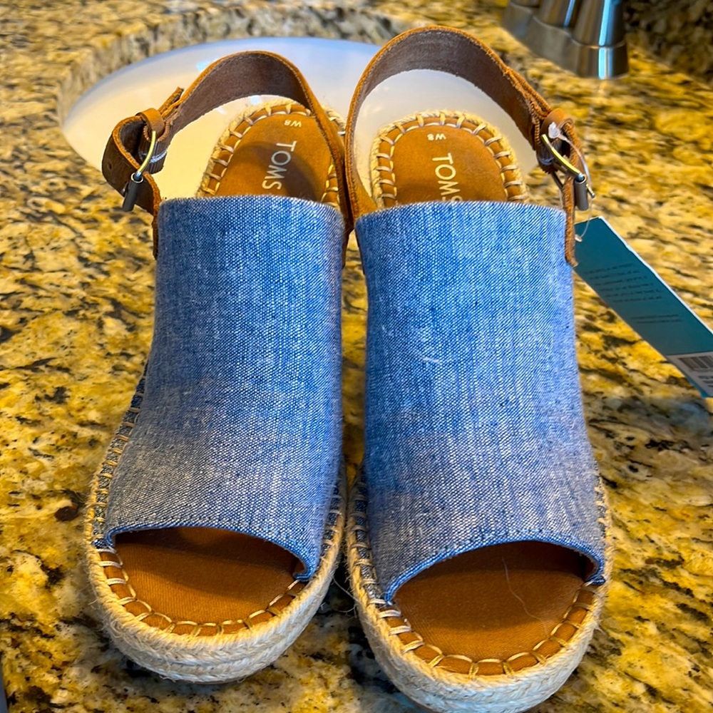 NWT Toms sandals